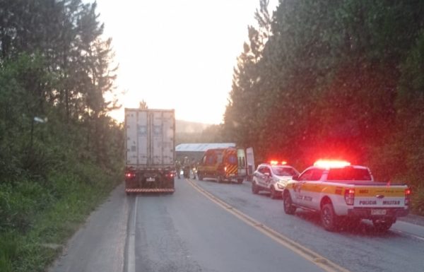 2 - Duas pessoas morrem em colisao entre container que se desprendeu e automovel na SC-416 (Tribuna de Itapoa)