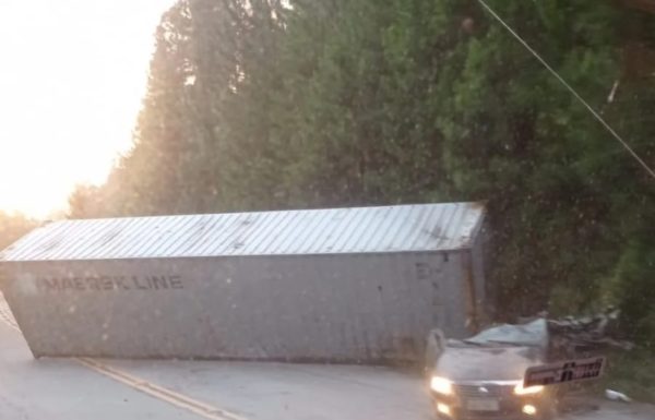 4 - Duas pessoas morrem em colisao entre container que se desprendeu e automovel na SC-416 (Tribuna de Itapoa)