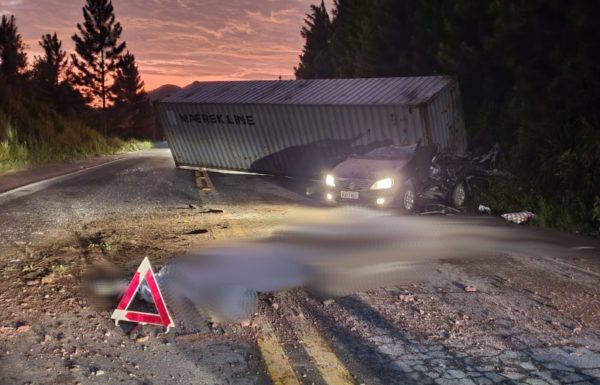 5 - Duas pessoas morrem em colisao entre container que se desprendeu e automovel na SC-416 (Tribuna de Itapoa)