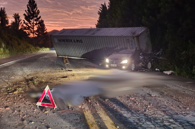 5 - Duas pessoas morrem em colisao entre container que se desprendeu e automovel na SC-416 (Tribuna de Itapoa)