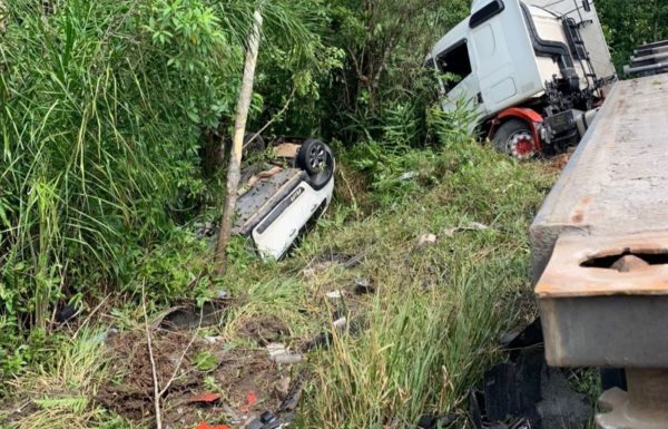 Grave acidente envolvendo dois caminhões e dois automóveis resulta em duas mortes 4 (Tribuna de Itapoa)