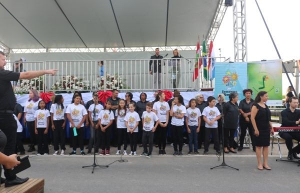 Corais Vozes da Babitonga e Sementes do Amanhã prestam homenagens a Itapoa 01 (Tribuna de Itapoa)