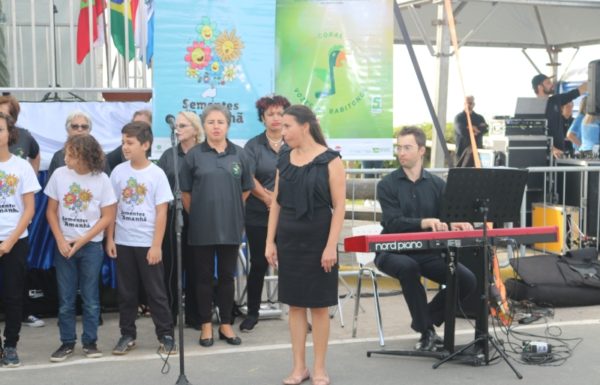 Corais Vozes da Babitonga e Sementes do Amanhã prestam homenagens a Itapoa 03 (Tribuna de Itapoa)