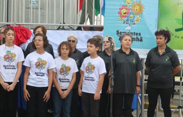 Corais Vozes da Babitonga e Sementes do Amanhã prestam homenagens a Itapoa 04 (Tribuna de Itapoa)