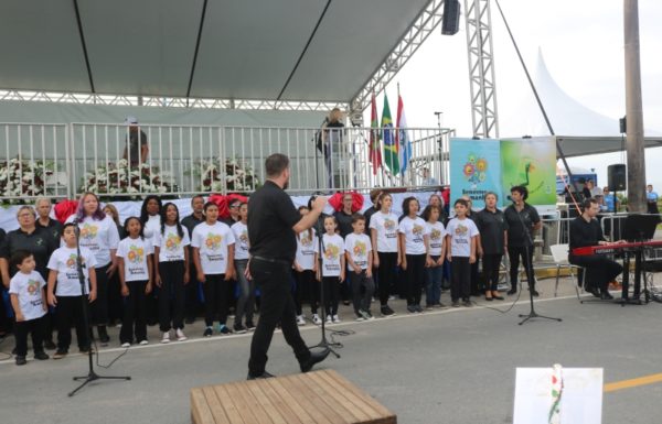 Corais Vozes da Babitonga e Sementes do Amanhã prestam homenagens a Itapoa 06 (Tribuna de Itapoa)