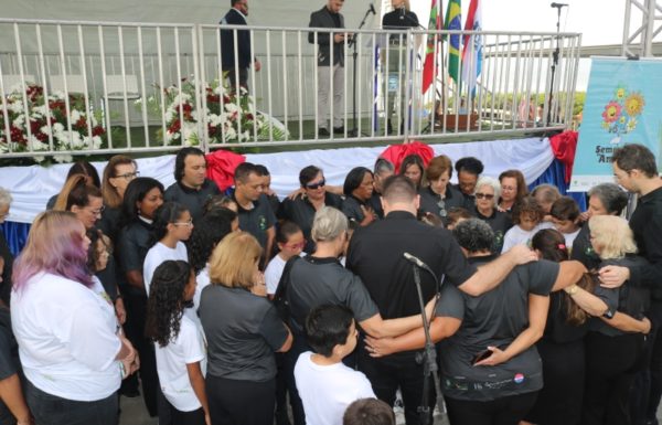 Corais Vozes da Babitonga e Sementes do Amanhã prestam homenagens a Itapoa 11 (Tribuna de Itapoa)