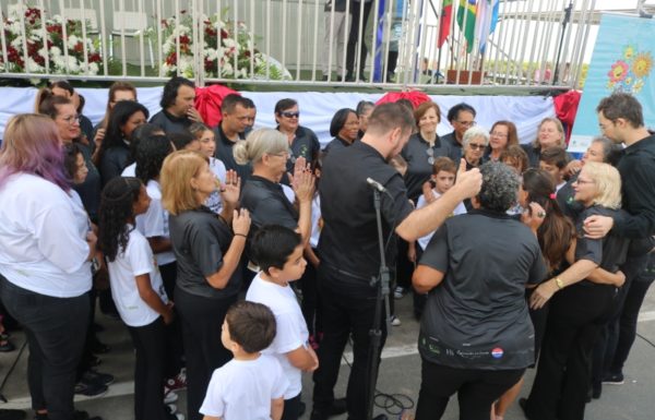 Corais Vozes da Babitonga e Sementes do Amanhã prestam homenagens a Itapoa 12 (Tribuna de Itapoa)