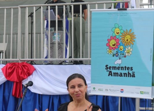 Corais Vozes da Babitonga e Sementes do Amanhã prestam homenagens a Itapoa 13 (Tribuna de Itapoa)