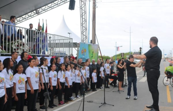 Corais Vozes da Babitonga e Sementes do Amanhã prestam homenagens a Itapoa 20 (Tribuna de Itapoa)