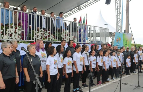 Corais Vozes da Babitonga e Sementes do Amanhã prestam homenagens a Itapoa 21 (Tribuna de Itapoa)