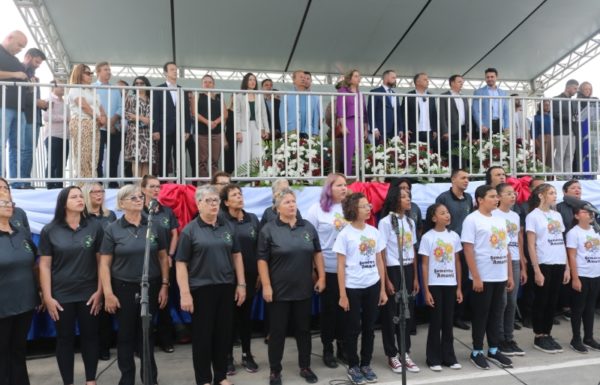 Corais Vozes da Babitonga e Sementes do Amanhã prestam homenagens a Itapoa 22 (Tribuna de Itapoa)