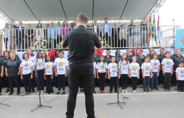Corais Vozes da Babitonga e Sementes do Amanhã prestam homenagens a Itapoa 23 (Tribuna de Itapoa)