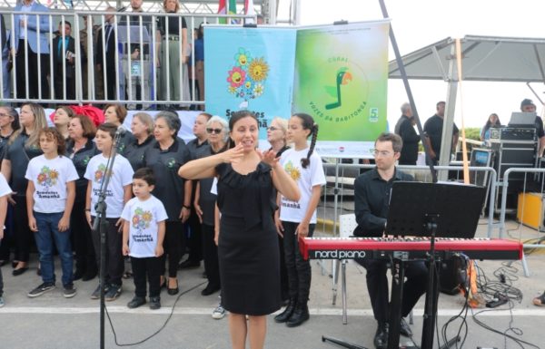 Corais Vozes da Babitonga e Sementes do Amanhã prestam homenagens a Itapoa 24 (Tribuna de Itapoa)