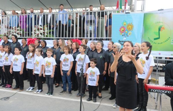 Corais Vozes da Babitonga e Sementes do Amanhã prestam homenagens a Itapoa 25 (Tribuna de Itapoa)