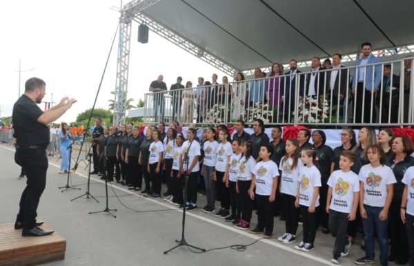 Corais Vozes da Babitonga e Sementes do Amanhã prestam homenagens a Itapoa 27 (Tribuna de Itapoa)