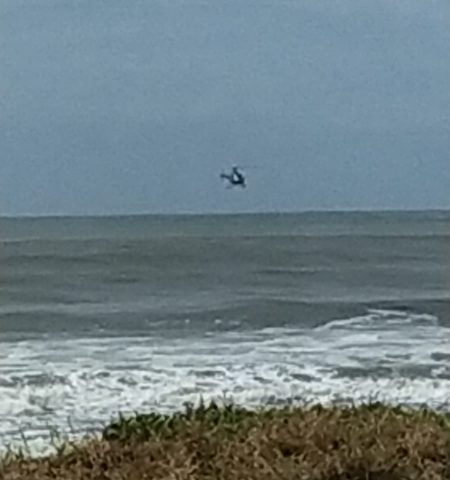 Jovem surfista resgatado do mar com o auxilio do Helicoptero Aguia 1 (Tribuna de Itapoa)
