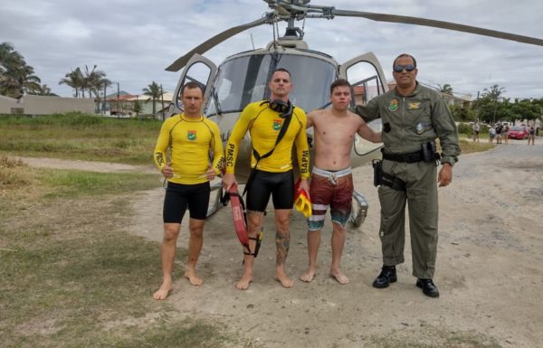 Jovem surfista resgatado do mar com o auxilio do Helicoptero Aguia 2 (Tribuna de Itapoa)