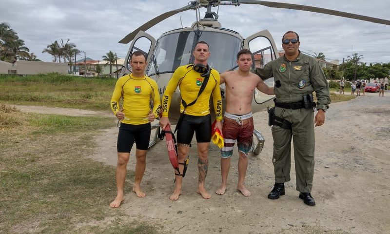 Jovem surfista resgatado do mar com o auxilio do Helicoptero Aguia 2 (Tribuna de Itapoa)