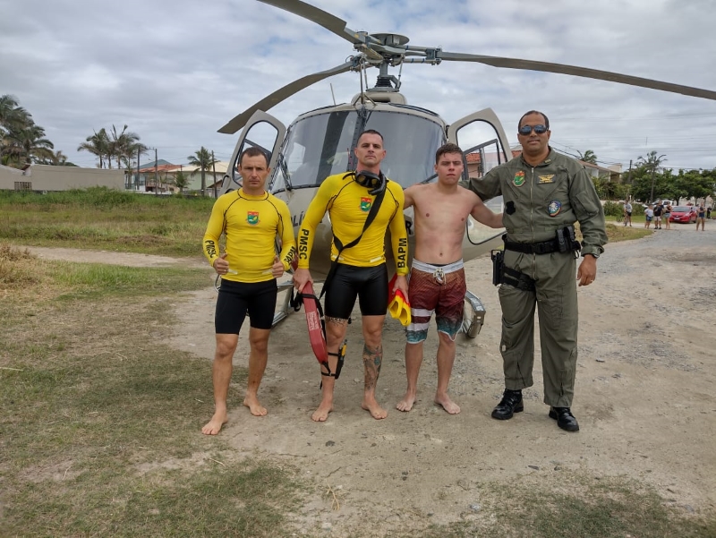 Jovem surfista resgatado do mar com o auxilio do Helicoptero Aguia 2 (Tribuna de Itapoa)