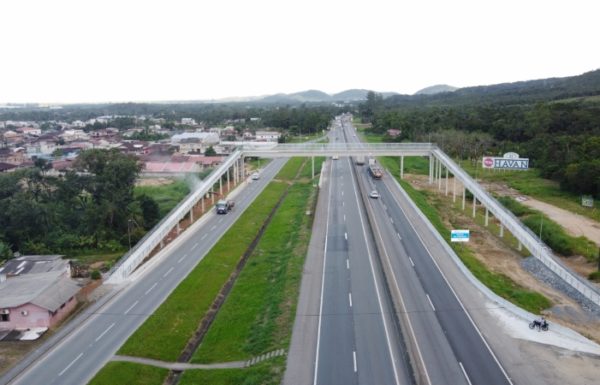 Nova passarela na BR-101 em Garuva esta a disposicao da comunidade (Tribuna de Itapoa)