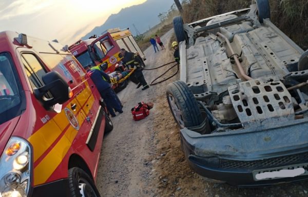 Mulher fica ferida após capotar com seu carro na Estrada Palmital em Garuva (Tribuna de Itapoa)