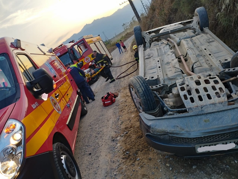 Mulher fica ferida após capotar com seu carro na Estrada Palmital em Garuva (Tribuna de Itapoa)