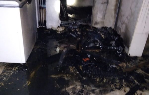 Incendio apagado pelos bombeiros em sobrado no bairro Itapoa 4 (Tribuna de Itapoa)