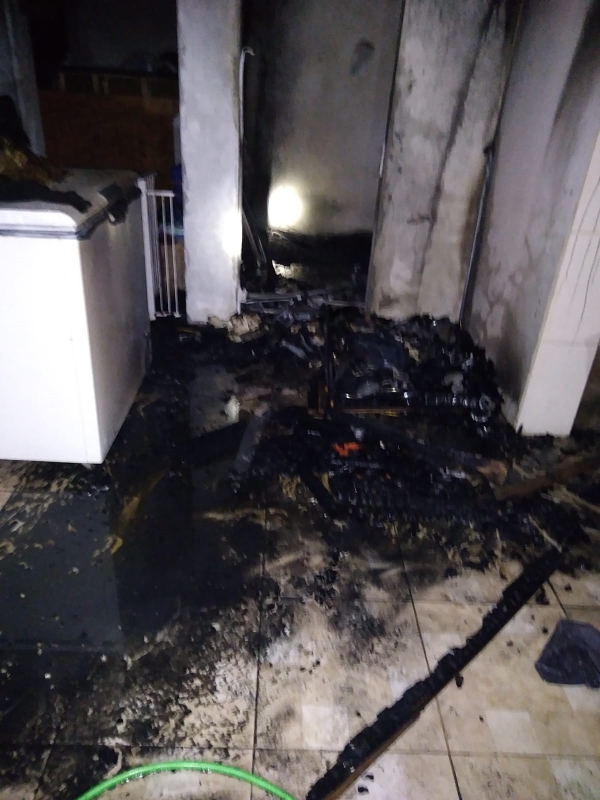 Incendio apagado pelos bombeiros em sobrado no bairro Itapoa 4 (Tribuna de Itapoa)