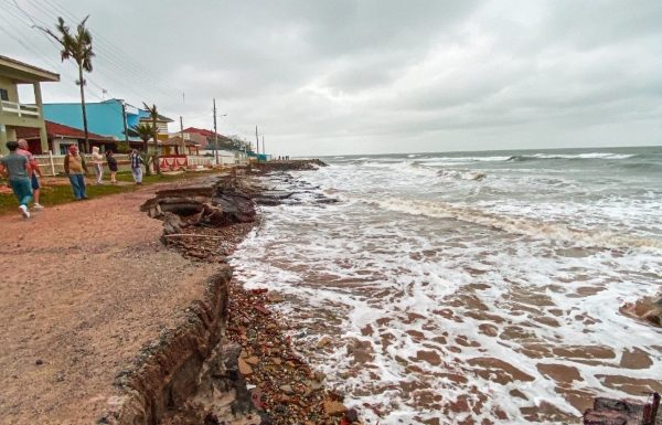 Ressaca pps-ciclone atinge imoveis e destroi vias em Itapoa 1 (Tribuna de Itapoa)