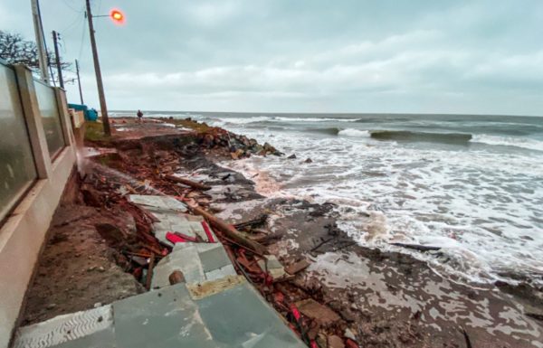 Ressaca pps-ciclone atinge imoveis e destroi vias em Itapoa 2 (Tribuna de Itapoa)