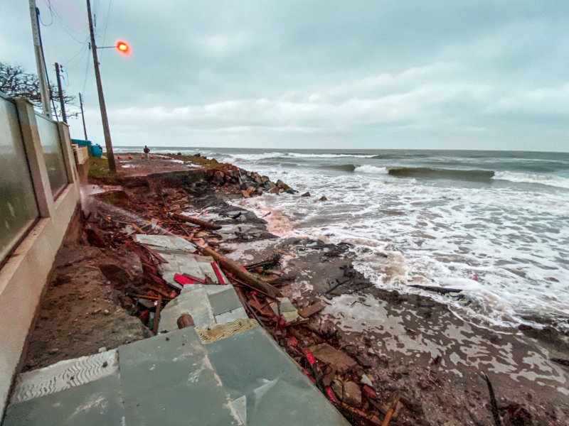 Ressaca pps-ciclone atinge imoveis e destroi vias em Itapoa 2 (Tribuna de Itapoa)