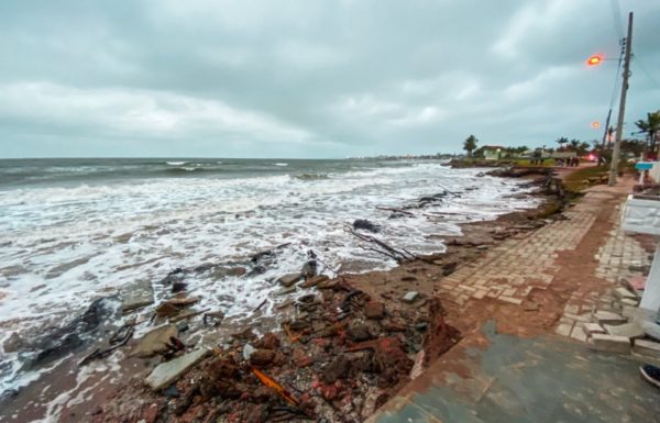 Ressaca pps-ciclone atinge imoveis e destroi vias em Itapoa 3 (Tribuna de Itapoa)