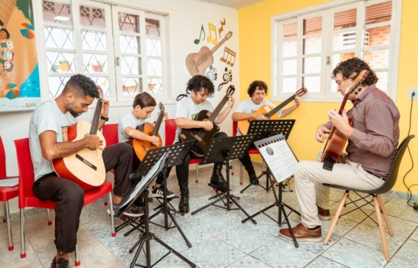 Violao Para Todos leva aprendizado musical gratuito pelo terceiro ano consecutivo em Itapoa 2 (Tribuna de Itapoa)