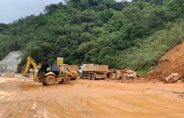 Apos nove dias de interdicao completa, trafego em pista simples liberado na BR-376