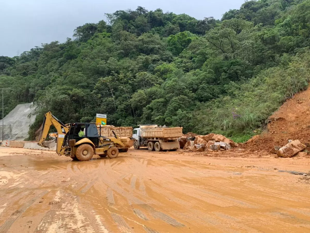 Apos nove dias de interdicao completa, trafego em pista simples liberado na BR-376
