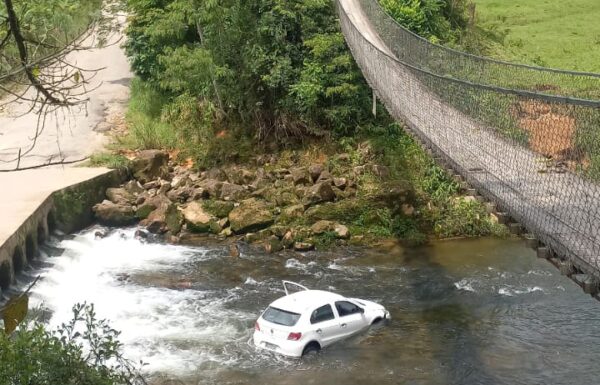 Carro cai de ponte em rio de Garuva e homem morre afogado 1