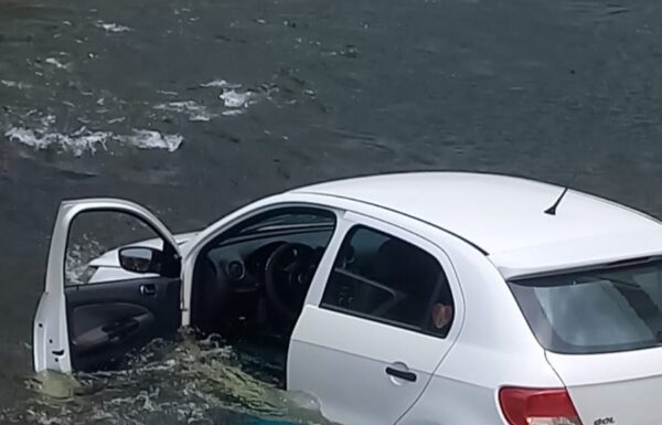 Carro cai de ponte em rio de Garuva e homem morre afogado (capa Tribuna de Itapoa)