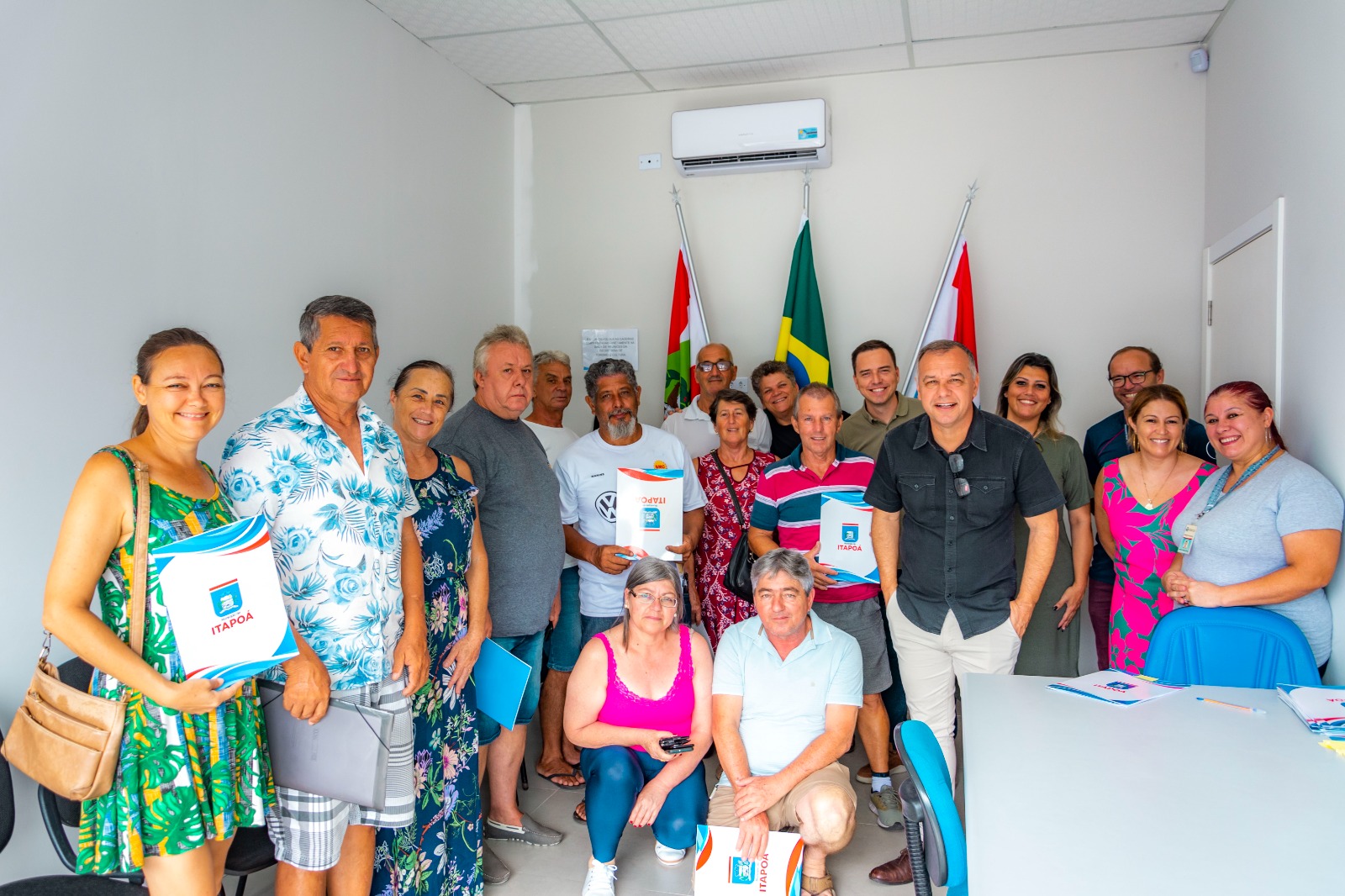 Prefeitura de Itapoa entrega mais 32 matriculas de regularizacao fundiaria urbana 1