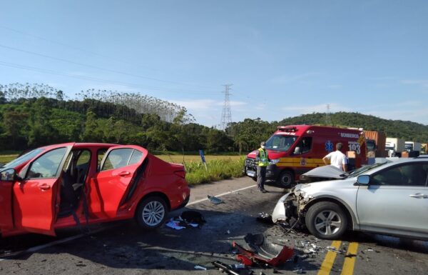 acidente de transito na rodovia sc-416 em itapoa deixa tres pessoas feridas 1