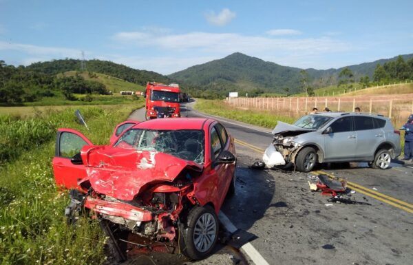acidente de transito na rodovia sc-416 em itapoa deixa tres pessoas feridas 2