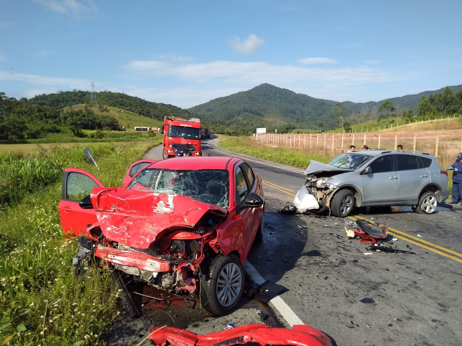acidente de transito na rodovia sc-416 em itapoa deixa tres pessoas feridas 2
