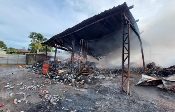 Incendio de grandes proporcoes atinge deposito de materiais reciclaveis no Samambaial 05