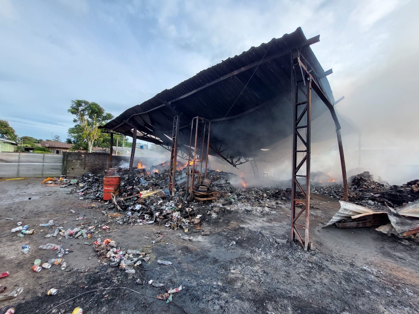 Incendio de grandes proporcoes atinge deposito de materiais reciclaveis no Samambaial 05
