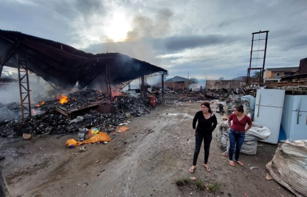 Incendio de grandes proporcoes atinge deposito de materiais reciclaveis no Samambaial 06