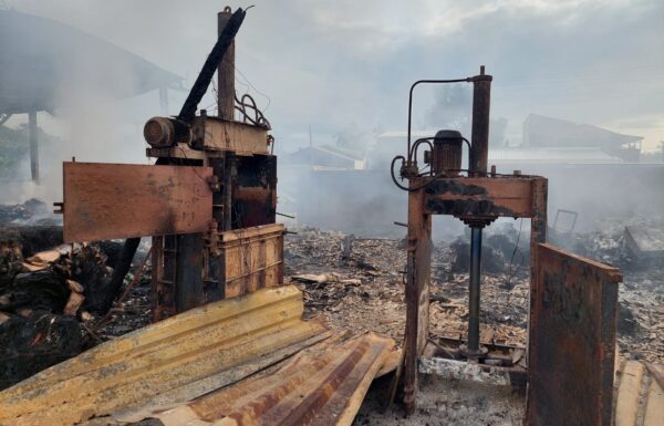 Incendio de grandes proporcoes atinge deposito de materiais reciclaveis no Samambaial 07