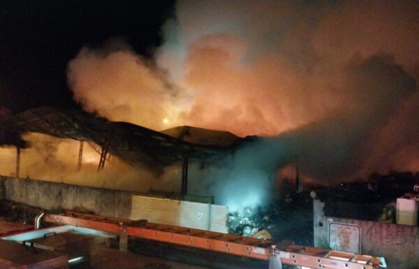 Incendio de grandes proporcoes atinge deposito de materiais reciclaveis no Samambaial 10