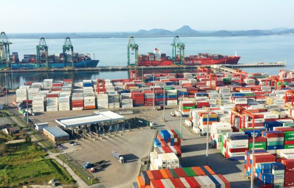 Porto Itapoa bate recorde de movimentacao mensal em marco