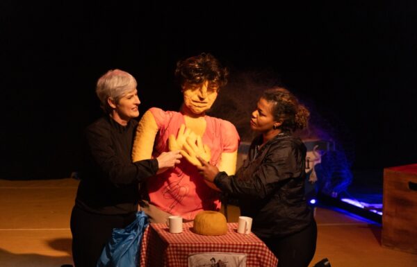 Atrizes que percorreram o litoral de bicicleta apresentam espetaculo em Itapoa 3 (Tribuna de Itapoa)