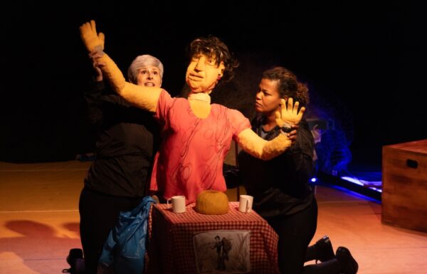 Atrizes que percorreram o litoral de bicicleta apresentam espetaculo em Itapoa 4 (Tribuna de Itapoa)