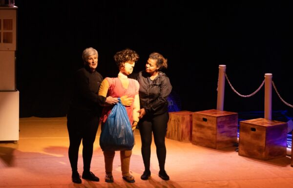 Atrizes que percorreram o litoral de bicicleta apresentam espetaculo em Itapoa 5 (Tribuna de Itapoa)